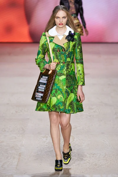 Look 18